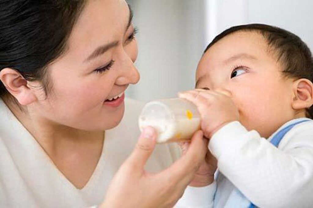 dạy con bú bình.