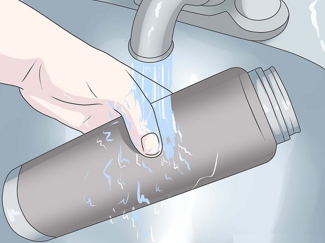 không nên chỉ tráng bình sữa bằng nước lã