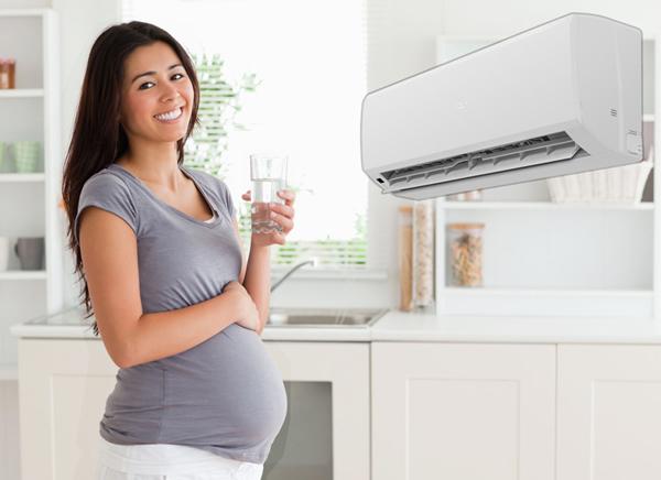 Mẹ bầu uống nước giúp cơ thể tươi tắn hơn khi ở trong phòng có máy điều hòa