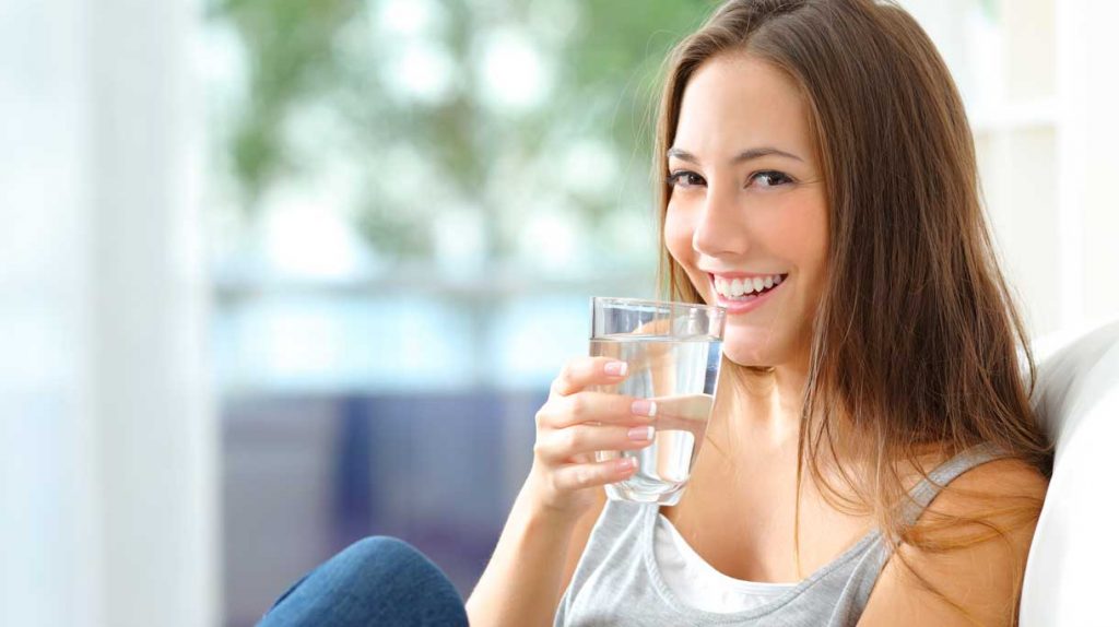 Mẹ bầu uống nước vào mỗi sáng thức dậy là một thói quen tốt cần duy trì